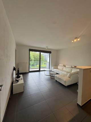 Gemeubeld appartement te huur – Woluwe-Saint-Lambert<br /><br />Ontdek dit prachtige appartement, ideaal gelegen aan de Marcel Thirylaan in Woluwe-Saint-Lambert. Dankzij de uitstekende ligging bevindt u zich op wandelafstand van winkels zoals Galerie Cora en Proxy Delhaize, diverse schoonheidszaken, de Europese School van Woluwe en verschillende busverbindingen (lijnen 45 en 79). Bovendien bereikt u het metrostation Roodebeek in slechts vijf minuten.<br /><br />Het appartement werd oorspronkelijk ingericht voor eigen gebruik en is afgewerkt met kwalitatieve materialen en oog voor detail. Hierdoor geniet u van een hoog wooncomfort in een stijlvolle en moderne omgeving.<br /><br />De lichtrijke leefruimte sluit naadloos aan op de volledig ingerichte open keuken, die voorzien is van een vaatwasser, koelkast, diepvriezer en een inductiekookplaat. Verder beschikt het appartement over een aparte toiletruimte, een praktische berging met wasmachine en droogkast, een comfortabele badkamer en een ruime slaapkamer met een bed, nachtkastjes en een grote kleerkast. Daarnaast is er zowel in de slaapkamer als in de inkomhal voldoende kastruimte voorzien.<br /><br />Het appartement wordt gemeubeld verhuurd en is onmiddellijk instapklaar.<br /><br />Huurprijs €1.200/maand + €200 algemene kosten en inclusief forfait voor warm water en verwarming. Mogelijkheid tot het huren van een ondergrondse staanplaats voor €110 per maand.