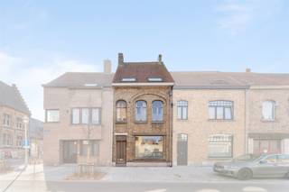 Charmante stadswoning met praktijkruimte in hartje Nieuwpoort-Stad op 91 m².Instapklare woning met praktijkruimte, ideaal om wonen en werken te...