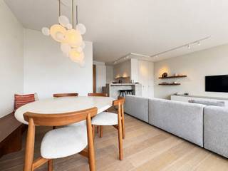 Dit prachtig appartement geniet van een uitstekende ligging nabij de Lippenslaan in Knokke. Dankzij de centrale ligging bevinden winkels, horecazaken en diverse voorzieningen zich op wandelafstand.<br /><br />Bij het binnenkomen wordt u verwelkomd in de inkomhal met afzonderlijk toilet. De ruime en lichtrijke leefruimte sluit naadloos aan op de stijlvolle, volledig uitgeruste open keuken met aansluitende berging. Vanuit de living is er directe toegang tot het aangename terras aan de voorzijde.<br /><br />Het appartement beschikt over drie volwaardige slaapkamers. De master bedroom is voorzien van een ensuite badkamer, terwijl de tweede en derde slaapkamer toegang bieden tot het terras aan de achterzijde. Daarnaast is er nog een afzonderlijke douchekamer.<br /><br />Tot slot beschikt het appartement over drie fietshaken en een privatieve kelderberging. Er bestaat bovendien de mogelijkheid tot aankoop van een tandem autostaanplaats (2 wagens achter elkaar) in dezelfde residentie.<br /><br />Afgewerkt met hoogwaardige en exclusieve materialen en met bijzondere aandacht voor detail, biedt dit unieke appartement een combinatie van hedendaags comfort, stijl en luxe op een uitstekende locatie in het centrum van Knokke.<br /><br />Stedenbouwkundig uittreksel en maatregelenregister in aanvraag.<br /><br />Aarzel niet om ons te contacteren voor meer informatie via: tel.: 050 62 44 14 of via knokke@immax.be