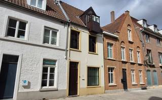 Brugge centrum: deze woning is gelegen tussen het Zand en het Beursplein, op wandelafstand van het station. Indeling gelijkvloer: inkom, toilet, living, open keuken en terras met berging. Zithoek/bureau op tussenverdieping. Op eerste verdieping: 2 grote slaapkamers en badkamer. Op tweede verdieping grote zolderkamer met aansluitend mooi dakterras. Onder de tussenverdieping is een praktische kelder/berging voor onder andere wasmachine. Daar staat ook de recente CV-ketel. De woning biedt groot potentieel, is stevig gebouwd en vraagt enkel een lichte opfrissing wegens verhuurd tot op heden. Doch met relatief beperkte kosten is de woning direct instapklaar. EPC attest label C score 226 kWh/m2. Op zoek naar een pand voor verhuring? Daarvoor is deze woning ook zeer geschikt (verhuurbaar aan minstens 900 euro/maand). Wenst u een bezoek? Bel 050/70 70 00 of 0475/812 810