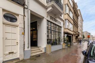 We vinden dit commercieel gelijkvloers terug in een karaktervol en goed onderhouden gebouw op de gegeerde Mechelsesteenweg recht aan het...