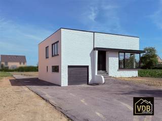 <p><span><strong>Instapklare, vrijstaande droomwoning met 3 slaapkamers op een perceel van 714 m²</strong></span></p><p><span>Bent u op zoek naar een woning waar u werkelijk niets meer aan hoeft te doen? Aan de <span><strong>Heirbaan 76 in Elen (Dilsen-Stokkem)</strong></span> bieden wij deze prachtige, volledig gerenoveerde vrijstaande woning aan. Dankzij het gunstige <span><strong>EPC-label B</strong></span> geniet u van een uiterst energiezuinige thuis, zonder enige renovatieverplichting.</span></p><p><span><strong>Wonen in alle comfort</strong></span></p><p><span>Deze karaktervolle split-level woning uit 1965 werd recent volledig en met oog voor detail vernieuwd. De focus op kwaliteit en lichtinval zorgt voor een unieke woonervaring:</span></p><ul><li><span><span><strong>Lichtrijke leefruimtes:</strong></span> Grote raampartijen zorgen voor een enorme lichtinval in de leefruimte.</span></li><li><span><span><strong>Modern comfort:</strong></span> De woning is volledig afgewerkt met nieuwe vloeren, strak pleisterwerk en moderne verlichtingsarmaturen.</span></li><li><span><span><strong>Klimaatbeheersing:</strong></span> De leefruimte is voorzien van airconditioning voor een optimaal binnenklimaat, het hele jaar door.</span></li><li><span><span><strong>Droomkeuken:</strong></span> De gloednieuwe, ingebouwde keuken is volledig uitgerust en klaar voor elke hobbykok.</span></li><li><span><span><strong>Veranda:</strong></span> In het verlengde van de leefruimte vindt u een sfeervolle veranda met een mooi uitzicht op de tuin.</span></li></ul><p><span><strong>Ruimtelijke indeling</strong></span></p><p><span>De woning is slim ingedeeld over verschillende niveaus:</span></p><ul><li><span><span><strong>Leefniveau:</strong></span> Inkomhal, leefruimte met airco, nieuwe keuken en een veranda.</span></li><li><span><span><strong>Slaapniveau:</strong></span> Twee ruime slaapkamers en de nieuwe badkamer.</span></li><li><span><span><strong>Garage & extra's:</strong></span> De garage is voorzien van een nieuwe sectionaalpoort aan de voorzijde en biedt ruimte voor wasmachine en droogkast; slaapkamer 3 bevindt zich op ditzelfde niveau.</span></li><li><span><span><strong>Kelderniveau:</strong></span> Een volledig waterdicht afgementeerde kelder onder het leefgedeelte met een nieuwe verwarmingsinstallatie en een extra sectionaalpoort aan de achterzijde voor gemakkelijke toegang met fietsen of tuingereedschap.</span></li></ul><p><span><strong>Totale renovatie voor gemoedsrust</strong></span></p><p><span>Deze woning is technisch en esthetisch volledig up-to-date:</span></p><ul><li><span><span><strong>Technieken:</strong></span> Volledig nieuwe elektriciteit (AREI-conform gekeurd voor 25 jaar), centrale verwarming op gas, en vernieuwd sanitair.</span></li><li><span><span><strong>Isolatie & Buitenzijde:</strong></span> Nieuwe ramen met ALU-profielen, nieuw plat dak met isolatie, spouwmuurisolatie en fris geschilderde gevels.</span></li><li><span><span><strong>Tuin:</strong></span> De tuin is volledig genivelleerd en voorzien van nieuw gras.</span></li><li><span><span><strong>Plannetjes en documenten:</strong></span> Alle relevante documenten zijn te downloaden in de rubriek "downloads" op onze website; de plannen zijn schetsen bij benadering.</span></li></ul><p><span><strong>Interesse in deze unieke parel?</strong></span></p><p><span>Neem voor meer informatie of een bezoek contact op met <span><strong>Marie-Paule</strong></span> op <span><strong>0476/959 958</strong></span> of bezoek <span><strong>www.vdb.immo</strong></span>.</span></p>