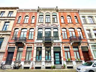 Mis deze kans niet! Zelden komt er in de prachtige wijk Zurenborg een woning te koop met een grote tuin! Deze riante woning met authentieke gevel...