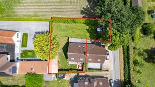 Gelegen nabij het centrum van Deurle, treffen we deze lichtrijke, instapklare halfopen bebouwing aan.

Het huis heeft de volgende indeling: inkomhal met apart gastentoilet, berging/wasplaats, lichtrijke woonkamer met open, ingerichte keuken.

Op de eerste verdieping zijn er twee ruime slaapkamers, een volledig vernieuwde badkamer met lavabo, inloopdouche en toilet.

Verder is er een zolder voor de nodige extra bergruimte.

Buiten is er een grote tuin rondom met nieuw terras en een grote bergruimte/tuinhuis/..
Het aanpalende perceel grond hoort erbij, waardoor er enerzijds de tuin groter geworden is, en anderzijds parkeren veel gemakkelijker is.

Grote troeven hier zijn: lichtrijk, instapklaar, goede bereikbaarheid,...

Renovatieverplichting: neen.

Voor meer informatie of een bezoek kan u contact opnemen met Sander Dejonghe of Evy Dhondt via email: sander@vastgoeddejonghe.be - evy@vastgoeddejonghe.be

Alle dossierstukken kan je terugvinden op onze website: www.vastgoeddejonghe.be