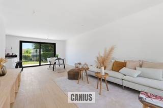 <p><span>Nouveau projet de construction Guldenbodem à Tongres : un joyau rural !</span></p><p><span> </span></p><p><span>Vous êtes à la recherche d'une maison idyllique dans un cadre charmant ? Dans ce cas, nous vous souhaitons la bienvenue dans notre nouveau projet de construction à Borgloon, un endroit magnifique, proche du centre ville, mais aussi de toutes les commodités et voies d'accès.</span></p><p><span> </span></p><p><span>Le projet se compose de 12 unités (2 constructions ouvertes et 10 constructions semi-ouvertes). Ces maisons uniques combinent la chaleur d'un style campagnard avec des technologies de pointe.</span></p><p><span> </span></p><p><span>Le promoteur immobilier Thys Housing est connu pour son engagement en faveur d'une construction de haute qualité. Les maisons sont dotées d'une excellente isolation, ce qui se traduit par un environnement de vie économe en énergie et des coûts énergétiques réduits. De plus, l'acier profilé permet d'obtenir une surface nette plus importante sans compromettre la durabilité.</span></p><p><span>Grâce à une planification et une conception minutieuses, nous visons un résultat neutre sur le plan énergétique, ce qui permet d'obtenir une exonération du revenu cadastral pendant cinq ans.</span></p><p><span> </span></p><p><span>Les acheteurs peuvent faire personnaliser leur maison en fonction de leurs propres besoins. Chaque maison est livrée entièrement finie.</span></p><p><span> </span></p><p><span>La propriété 7 est un bâtiment jumelé situé sur un terrain de 3a 50ca et a une surface brute de 168,30 m².</span></p><p><span> </span></p><p><span>Le rez-de-chaussée comprend un hall d'entrée, des toilettes séparées, un espace de vie avec cuisine ouverte et un débarras adjacent.</span></p><p><span> </span></p><p><span>Le premier étage est composé d'un hall de nuit, de 3 chambres, d'un WC et d'une salle de bains.</span></p><p><span> </span></p><p><span>Un escalier fixe mène au grenier, qui offre de nombreuses possibilités.</span></p><p><span> </span></p><p><span>En outre, nous trouvons un jardin de faible entretien avec une terrasse, un carport et un vide sanitaire. </span></p><p><span> </span></p><p><span>Plus d'informations sur ce projet ? </span></p><p><span>Contactez notre bureau 078 78 30 39 – info@canius.be</span></p><p><span> </span></p>