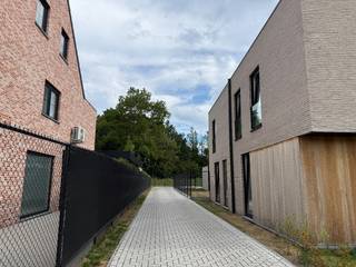 In de ondergrondse verdieping (niveau -1) van een recent appartementsgebouw bevindt zich deze vlot toegankelijke autostaanplaats met laadpunt. De ondergrondse garage is bereikbaar via een automatische poort met afstandsbediening en biedt een veilige en droge parkeeroplossing. Dankzij de royale afmetingen is de staanplaats niet alleen geschikt voor een gewone wagen, maar ook ideaal voor het stallen van een motorfiets, aanhangwagen, oldtimer of ander voertuig dat u graag beschermd wilt parkeren. De centrale ligging van het gebouw zorgt ervoor dat winkels, openbaar vervoer en andere voorzieningen vlot bereikbaar zijn. Een interessante opportuniteit voor bewoners of investeerders.