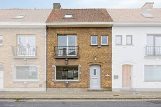 Fantastic family home, sleek and contemporary. Entrance with cloakroom. Bright living and dining area finished with parquet. Country kitchen...