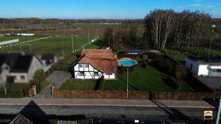 <p><span>Riante villa met bouwgrond, zwembad en paardenaccommodatie in Kortessem<br /><br /></span></p><p><span>Deze uitzonderlijke villa, gebouwd in 1981 in een charmante landelijke bouwstijl, werd <br />opgetrokken met het gebruik van historische bouwmaterialen en straalt karakter en<br />authenticiteit uit. De woning is gelegen in de rustige en groene deelgemeente Kortessem<br />(Hasselt) en bevindt zich op een ruim perceel met een breedte van maar liefst 47,5 meter.</span></p><p><span> </span></p><p><span>Dankzij deze perceelbreedte bestaat na het bekomen van een verkavelingsvergunning de<br />mogelijkheid om een extra perceel bouwgrond te creëren, wat deze eigendom ook bijzonder<br />interessant maakt als investering.<br /><br />Indeling:<br />Via een statige poort bereik je links van de woning de oprit. Een overdekt portaal leidt naar<br />de voordeur, die uitgeeft op een ruime inkomhal met vide naar de verdieping. De hal is<br />afgewerkt met een natuurstenen vloer en geeft toegang tot een gastentoilet en vestiaire.<br />Het bureau is rechtstreeks toegankelijk vanuit de inkomhal, waardoor zakelijke relaties kunnen<br />worden ontvangen, zonder de privévertrekken te betreden.<br />Aan de tuinzijde bevindt zich een uitzonderlijk ruime en bijzonder karaktervolle leefruimte van<br />ca. 66 m², voorzien van een haard en een prachtig zicht op de tuin. Vanuit de leefruimte is<br />tevens de wijnkelder bereikbaar. De volledig uitgeruste keuken sluit aan op de leefruimte en <br />geeft toegang tot een berging. Zowel vanuit de leefruimte, als vanuit de keuken, bereik je de <br />ruime tuinkamer van ca. 30 m², die voorzien is van een airco en een aangename verbinding <br />vormt met de tuin en het terras.</span></p><p><span>Op de eerste verdieping bevinden zich drie ruime slaapkamers en een badkamer.<br />In de woning zijn 3 toiletten aanwezig.<br /><br />Buitenruimte en extra voorzieningen:<br />De woning beschikt over een buitenzwembad, uitgerust met een warmtepomp. Ideaal om<br />optimaal van het buitenleven te genieten. Voor de paardenliefhebbers is er een accommodatie<br />met twee boxen en een loopweide. Verder zijn er een carport en een dubbele garage aanwezig,<br />wat zorgt voor ruime parkeermogelijkheden en praktische opslagruimte. Tevens is er een<br />hondenren voorzien.</span></p><p><span> </span></p><p><span>Troeven:<br />- Riante en karaktervolle villa<br />- Rustige ligging in een landelijke omgeving<br />- Ruim perceel met ontwikkelingsmogelijkheid (bouwgrond na verkaveling)<br />- Zeer ruime leefruimte en praktische indeling<br />- Bureau geschikt voor vrij beroep of thuiswerk<br />- Tuinkamer met airco en zicht op de tuin<br />- Zwembad, paardenfaciliteiten, carport en dubbele garage<br /><br /></span></p><p><span>Dit alles maakt van deze villa een uitzonderlijk geheel met tal van mogelijkheden, zowel voor gezinnen <br />als voor wie wonen en werken wenst te combineren of op zoek is naar ruimte voor hobby's of dieren.</span></p><p><span> </span></p><p><span>Wenst U meer informatie over deze woning of een bezichtiging?<br />Contacteer ons op 012 26 22 05 of info@hetimmohuis.be.</span></p>
