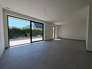 Dit gelijkvloers BEN-appartement met tuin en terras is terug te vinden in de doodlopende Jan Van Regenmortelstraat te Tremelo. Op wandelafstand van scholen, winkels, horeca en vlakbij verschillende buslijnen.<br /><br />We betreden het appartement via de inkomhal van waaruit men toegang heeft tot alle ruimtes. We komen onmiddellijk in de eyecatcher van dit appartement, zijnde de lichtrijke leef- en eetruimte met open, geïnstalleerde keuken. Vooraan het gebouw vinden we de ruime slaapkamer terug, met vlak erlangs de badkamer. Deze beschikt over een inloopdouche en een lavabo, ook is er nog plaats voor kasten. Vlak aan de voordeur zijn dan nog een berging en apart toilet voorzien. Tenslotte is er nog een terras en tuin, te bereiken via een groot schuifraam.<br /><br />Extra pluspunten in dit appartement zijn de kelderberging en de ondergrondse autostaanplaats. Ook beschikt het over vloerverwarming en een ventilatiesysteem.<br /><br />Kortom, een ruim, lichtrijk appartement dichtbij het centrum van Tremelo. Het is beschikbaar vanaf 1 augustus 2026 en heeft een vaste kost van 60 euro per maand.<br /><br />Interesse in dit appartement? Contacteer Ben via 0468/ 58 04 09 of ben@sophimo.be