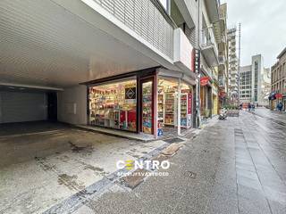Verhuurd handelspand op commeriële ligging (Vlakbij het Casino en de Zeedijk) met 5% rendement!<br /><br /><strong>INDELING:<br /><u><em>Gelijkvloers</em></u></strong><br />Handelsruimte - toilet - ruime kelderberging.<br /><br /><u><strong>Opmerkingen:</strong></u><br />- Momenteel verhuurd.<br />- Veel passage.<br />- Mogelijkheid tot het kopen van een garagebox in het gebouw.<br /><br />Betaalbaar handelspand op COMMERCIËLE ligging te Blankenberge! Aarzel zeker niet om ons te contacteren voor verdere info of een bezoek ter plaatse: 050/70.01.02 - info@centro.be.