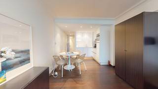 Res. Westside<br /><br />Gerenoveerde vakantiestudio gelegen op het Rubensplein met open zicht over de Zeedijk en Rubensplein. Gelegen op een derde verdieping. De studio wordt volledig gemeubeld verhuurd. Indeling: nachthall met afzonderlijke badkamer met douche, lavabo en toilet, uitgeruste keuken, woonkamer/slaaphoek. Er is een mogelijkheid om het raam volledig open te zetten op de manier wordt er een terras gecreëerd. <br /><br />Beschikbaar vanaf 1/11/2026!<br /><br /><u><strong>Huurvoorwaarden</strong></u>
<ul>
	<li>Provisie algemene kost: €50</li>
	<li>Enkel mogelijk te huren als tweedeverblijf</li>
	<li>Tweedeverblijftaks ten laste van de huurder</li>
	<li>Enkel privatieve verhuur, niet mogelijk via vennootschap</li>
	<li>3 maand huurwaarborg</li>
	<li>Kost plaatsbeschrijving 50/50</li>
	<li>Nutsvoorzieningen op naam van de huurder</li>
	<li>Huurdersverzekering verplicht</li>
</ul>
<br />Bent u op zoek naar een leuk vakantieappartement aan zee? Wacht niet langer en plan vandaag uw bezoek in. <br />Ref: GA725