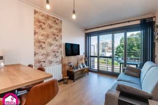 Volledig gerenoveerde studio
Deze studio werd volledig gestript en vernieuwd, met oog voor kwaliteit en modern wooncomfort.
Vernieuwingen en troeven:
Volledig nieuwe leidingen.
Nieuwe vloeren.
Volledig vernieuwde badkamer.
Nieuwe elektrische installatie.
PVC-raam met driedubbele beglazing en geïntegreerd vliegraam.
Energiezuinige doorstromer voor warm water.
Buitenverlichting.
kasten over de volledige breedte van de studio voor extra opbergruimte.
13 stopcontacten, waarvan één met geïntegreerde USB-aansluiting.
Moderne zwarte lamellen.
Videofoon met wifi.
Inkomdeur die op afstand kan worden geopend via een app.
Een instapklare, hedendaagse studio die comfort, energiezuinigheid en slimme technologie perfect combineert. Info 0471 10 63 68 of info@immonoella.be
