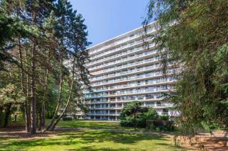 Bent u op zoek naar een instapklaar appartement met terras in Berchem, geschikt voor eigen bewoning of als interessante investering? Dan is dit appartement aan de Fruithoflaan absoluut het ontdekken waard. U woont hier in een aangename en groene omgeving, met tal van voorzieningen binnen handbereik. In de directe omgeving vindt u winkels, supermarkten, scholen en gezellige horecazaken, terwijl ook belangrijke invalswegen en het openbaar vervoer vlot bereikbaar zijn.<br /><br />Het kloppende hart van het appartement is de lichtrijke leefruimte met aansluitend de moderne open keuken met eiland, uitgerust met de nodige inbouwtoestellen voor optimaal kookcomfort. De leefruimte beschikt bovendien over enkele praktische ingemaakte kasten en geeft rechtstreeks toegang tot het ruime, brede terras. Een heerlijke plek om in alle rust te genieten van de buitenlucht en het zonnetje.<br /><br />Verder beschikt het appartement over twee volwaardige slaapkamers, die volledig naar eigen wens kunnen worden ingericht. De badkamer is stijlvol en praktisch ingericht en voorzien van een ruime inloopdouche en een wastafel met bijhorend opbergmeubel.<br /><br />Tot slot beschikt het appartement over een handige kelderberging, die inbegrepen is in de prijs.<br /><br />Interesse in dit instapklare appartement in Berchem? <br />Contacteer LISTED voor meer informatie of een bezoek via +32 3 283 51 51.<br />