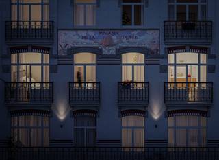 In het centrum van Blankenberge lanceren we het project, Maison Duysburgh. In totaal verrijzen er 39 appartementen ontworpen door het Blankenbergs architectenteam van GW2. Zeer typerend aan het project is het contrast van de moderne nieuwbouw met het behoud van het breedhuis in art-nouveau-stijl. De projectsite bevindt zich pal tussen de Grote Markt en de Zeedijk van Blankenberge waardoor quasi alle faciliteiten op wandelafstand liggen.

In het aanbod van appartementen wordt een mix voorzien van één, twee of drie slaapkamers met mooie terrassen. Het combineren van meerdere appartementen is hier nog perfect mogelijk. De integratie van het beschermd gebouw in het totale project wordt een heuse eye-catcher voor Blankenberge en bezorgt het gebouw de nodige allure.

Alle appartementen worden verwarmd op basis van een warmtepomp gekoppeld aan vloerverwarming. Dit in combinatie met het ventilatiesysteem (type D), de akoestische isolatie en thermische isolatie maken dat de E-peilen maximaal E30 kunnen bedragen. Naast de gunstige E-peilen voorziet de bouwheer ook mooie budgetten in het lastenboek en een interieurarchitect die u bijstaat met advies.

Deze type appartementen worden volledig aangekocht onder registratierechten (2% of 12%). Neem contact op voor meer informatie via 050 70 81 74 of hello@keyimmo.be.