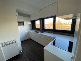 Ruim appartement van 135 m², centraal gelegen op de stadsrand. Indeling : Ruime hal met ingemaakte kasten, keuken voorzien van kookvuur, dampkap,...