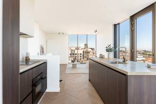 <p>Ontdek dit <strong>gloednieuwe, stijlvolle penthouse</strong>, waar rust en een uitzonderlijke centrale ligging perfect samenkomen. Dankzij de ligging op de bovenste verdieping geniet u hier van een <strong>indrukwekkend panoramisch uitzicht over Antwerpen, met zicht op de Opera</strong>.</p>
<p>De royale leefruimte baadt in het licht en vormt samen met de <strong>elegante open keuken</strong> het hart van het appartement. Grote raampartijen versterken het gevoel van ruimte en brengen het spectaculaire stadszicht volledig naar binnen.</p>
<p>Het penthouse beschikt over <strong>drie volwaardige slaapkamers en twee stijlvolle badkamers</strong>, waardoor het zowel als comfortabele stadswoning als luxueuze pied-à-terre bijzonder aantrekkelijk is.</p>
<p>Een absolute troef is het <strong>ruime terras</strong>, een heerlijke buitenruimte waar u in alle rust kunt genieten van het weidse uitzicht over de stad. Ondanks de centrale ligging heerst hier een opvallende <strong>sereniteit en privacy</strong>.</p>
<p>Dankzij de topligging bevinden winkels, horeca, cultuur, openbaar vervoer en alle geneugten van het stadscentrum zich op wandelafstand, terwijl u zich in het penthouse zelf kunt terugtrekken in een oase van rust.</p>
<p><strong>Een uniek nieuwbouwpenthouse voor wie ruimte, comfort, verfijning en een uitzonderlijk uitzicht wil combineren met het beste van de stad.</strong></p>