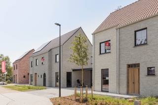In de Jozef Verduynstraat in Ruddervoorde bouwt Danneels ruime energiezuinige gezinswoningen in stijlvolle architectuur. De woningen zijn ideaal gelegen; in een verkeersluwe straat in het centrum, dicht bij alle voorzieningen.<br /><br />Op het lot 6 bouwen we een fraaie halfopen bebouwing in hedendaags landelijke stijl. Met o.m. een open ingedeelde woonkamer, ingerichte eilandkeuken en badkamer, mooie tuin met gezellig terras, 4 mooie slaapkamers, dressingruimte, oprit, carport, … vind je hier alles wat een gezin verlangt.<br /><br />Deze bijna-energieneutrale woning is uitgerust met een geothermische warmtepomp, zonnepanelen en een ventilatiesysteem met warmterecuperatie.<br /><span>Danneels werkt jouw nieuwe woning sleutel-op-de-deur voor je af en jij kiest zelf jouw keuken- en badkamerinrichting en de vloer- en wandtegels bij onze partners. </span><br /><br /><span>De totaalprijs en de oplevertermijn liggen vooraf vast en jouw klantenbegeleider staat voor je klaar.</span>