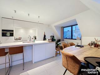 In residentie “HET OOSTHUIS” is dit luxueus afgewerkte appartement gelegen, gebouwd naar de nieuwste bouwnormen.Dankzij de centrale ligging is het...