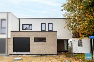 TE KOOP te Wichelen : half open nieuwbouw, moderne BEN-woning met 3 slaapkamers, terras en tuin en garage.<br />De woningen is gelegen in een rustige straat op wandelafstand van de Scheldedijk en het natuurgebied. Deze woning wordt volledig afgewerkt met kwaliteitsvolle materialen binnen de vermeldde verkoopprijs. Bovendien kan je deze woning aankopen onder 6% btw op de constructiewaarde (indien je geen andere eigendom bezit en hier zelf gaat wonen). Op de grondwaarde betaal je registratierechten.<br /><br />Je kiest zelf de vloeren, keuken, badkamer en binnendeuren volgens het lastenboek. <br />De verwarming is vloerverwarming met warmtepomp. Er is een eigen regenwaterput voorzien en ook 8 zonnepanelen.<br />Kortom, alle modern comfort én zeer energiezuinig (bijna energie neutraal)<br />Voor meer info : 052 52 80 30 - info@goemanvastgoed.be