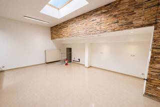 Bent u op zoek naar een commerciële ruimte op een uitstekende ligging? Deze veelzijdige handelsruimte van 32 m², gelegen in een galerij aan de bruisende Zeedijk van Blankenberge, biedt tal van mogelijkheden voor ondernemers.<br /><br />De ruimte bestaat uit een handelsgedeelte met aansluitend een afzonderlijke toiletruimte en is geschikt voor diverse activiteiten zoals een winkel, kapsalon, schoonheidssalon, nagelstudio, kantoorruimte of andere commerciële doeleinden.<br /><br />Dankzij de centrale ligging geniet u van een constante passage van zowel bewoners als toeristen, wat zorgt voor een uitstekende zichtbaarheid van uw zaak.<br /><br />Bent u op zoek naar een veelzijdige commerciële ruimte op een uitstekende locatie in het centrum van Blankenberge? Contacteer ons vandaag nog voor meer informatie of een bezoek ter plaatse!<br /><br />