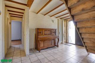 Ruime vrijstaande woning met tuin en weiland.Indeling gelijkvloers: inkomhall, woonkamer, eetplaats, keuken met ontbijthoek, sas, apart toilet,...