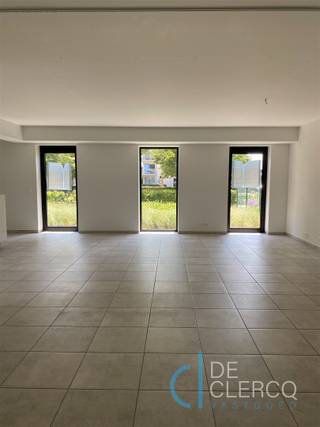 Dit eigentijdse pand is gelegen in het centrum van Lochristi met gratis, ongelimiteerde parkeerplaatsen aanwezig aan het handelspand zelf...