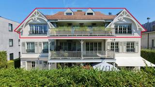 <p>Op een absolute toplocatie in het begeerde Schilde bevindt zich dit uitzonderlijke villa-appartement, waar architectuur, comfort en hoogwaardige afwerking samensmelten tot een unieke woonbeleving.</p>
<p><strong>2</strong><strong>DE</strong><strong>VERDIEPING<br /></strong>De royale <strong>inkomhal van 22m²</strong> op Carrara marmer met stijlvolle vestiaire en gastentoilet, vormt de indrukwekkende entree van dit eigendom. Aansluitend bevindt zich de <strong>leefruimte / salon van 37m²</strong> op parketvloer in massieve eik met sfeervolle gashaard en op maat gemaakte kasten.</p>
<p>De hyper geïnstalleerde <strong>leef-eetkeuken van 24m²</strong> op natuursteen<strong>,</strong> strategisch gelegen tussen de woonkamer en de eetkamer, werd volledig uitgerust met hoogwaardige “Miele” toestellen, waaronder een inductiekookplaat, hete lucht oven, micro oven, stoomoven, twee ingebouwde friteuses, een koffiecorner, een op maat gemaakte walkin koelcel, alsook een praktische bijkeuken en berging. <br />De <strong>eetkamer van 37m²</strong> op massieve eiken parketvloer is tevens voorzien van ingemaakte kasten en een sfeervolle open haard op gas.</p>
<p>De keuken sluit tevens naadloos aan op het zuidwest georiënteerde <strong>terras van 33m²,</strong> deels overdekt en voorzien van zonnetent, sfeerverlichting, geïntegreerde Bang & Olufsen speakers en terrasbranders.</p>
<p>De <strong>hoofdslaapkamer </strong>met ensuite <strong>dressing van 40 m²</strong> bevat maatkasten en een centraal ladenblok, gevolgd door een luxueuze <strong>badkamer van 16m²</strong> op marmeren vloer met ligbad, regendouche, dubbel marmeren lavabomeubel, spiegelkasten, linnenkasten en toilet.<br />Via de hall toegang naar de <strong>2de slaapkamer van 18m²</strong> met maatkasten en een ensuite <strong>badkamer van 10m², </strong>voorzien van ligbad, inloopdouche met geïntegreerde zonnebank, dubbel lavabomeubel en toilet.</p>
<p>Aparte ruime <strong>wasplaats van 11m²</strong> volledig ingericht met maatkasten, marmeren werkblad, uitgietbak en ergonomisch geplaatste aansluitingen voor wasmachine en droogkast.</p>
<p><strong>VERDIEPING<br /></strong>De verdieping biedt tal van mogelijkheden, met een <strong>3de slaapkamer van 25m²</strong> voorzien van maatkasten, toegang tot een tweede <strong>zonneterras van 25m²</strong>, een <strong>3de badkamer</strong> met douche, lavabo en toilet én een zolderberging.</p>
<p>De <strong>polyvalente ruimte van 29m²,</strong> momenteel ingericht als fitnessruimte, leent zich perfect als 2de leefruimte, geschikt als studio, met toegang tot terras en zolderbergingen.</p>
<p><strong>KELDERVERDIEPING<br /></strong>In de ondergrondse verdieping bevinden zich maar liefst <strong>4 autostaanplaatsen en 4 private bergingen. </strong></p>
<p><strong>BIJZONDERHEDEN<br /></strong>Lift, cv op aardgas deels vloerverwarming, 5,2 m hoge inkomhal, dubbele veiligheidsdeur, volledig uitgerust alarmsysteem, ingebouwde spots, led verlichting, dimmers, videofoon, alle leefruimten en slaapkamers zijn voorzien van airco. Bang & Olufsen en Bose installatie, met ingebouwde speakers doorheen het volledige appartement, 1 laadpaal voor electrisch voertuig, terrasverwarming, dubbele beglazing, schrijnwerk in hout, eiken deuren, sunscreens, waterontharder en waterdrukverhoger.</p>
<p><strong>POSITIEVE PUNTEN<br /></strong>Tijdloze & luxueuze afwerking<br />4 slaapkamers & 3 badkamers<br />Zuidwest georiënteerde terrassen<br />Maatkasten doorheen het hele appartement<br />TOP locatie vóór het dorp van Schilde<br />Mogelijkheid tot co-housing of inwonend personeel<br />Op wandelafstand van winkels, scholen en openbaar vervoer.</p>