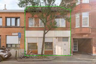 Interesse in deze woning? Bekijk de virtuele toer en maak via Livitas.be ONLINE je afspraak.<br />Deze woning is echt iets unieks. Vroeger was dit een ambachtelijke bakker waar in het atelier met hart en ziel broden werden gemaakt en pistolets gebakken voor zondag.<br />De prachtige oven staat er nog en geeft je de sfeer weer van vroeger.<br />Vooraan is de woning gelegen en achteraan het atelier.<br />Op het gelijkvloers bevindt zich de woonkamer met keuken, de doorgang voor fietsen en de atelier met de gigantische tuin.<br />De eerste verdieping is voorzien van 3 slaapkamers en de badkamer.<br />Je zou met deze woning heel wat mogelijkheden kunnen creëren zoals je eigen zaak beginnen, opslagplaatsen maken, fietsenstalling maken en verhuren of gewoon ruim wonen. <br />Laat deze kans niet schieten en maak via Livitas.be ONLINE je afspraak.