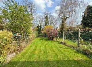 <p><span>Rebecq, dans le centre ville, belle maison de maitre proposant un grand espace modulable au rez de chaussée et un beau logement à l'étage. La maison se compose d'un hall d'entrée carrelé vers une belle pièce de 13 m² carrelée. Grand espace de 38 m² carrelé vers la terrasse et le jardin. Magnifiques caves dont cellier, buanderie et chaufferie avec accès au jardin. Toilette séparée. A l'étage, bel espace séjour de 38 m² avec cuisine ouverte. Chambre carrelée de 15 m² avec vestiaire et techniques. Toilette séparée. A l'étage supérieur, 2 belles chambres de 20 et 11 m² sous plancher stratifié et salle de bain composée d'une baignoire et de deux éviers. Compteurs électriques individuels. 2 chaudières Buderus. Toiture renouvelée. Électricité renouvelée. Adoucisseur d'eau. CC au gaz. Double vitrage pvc. Caméras. PEB D. Faire offre à partir de 295.000€. Infos et visites au 02/355.50.55. </span></p>