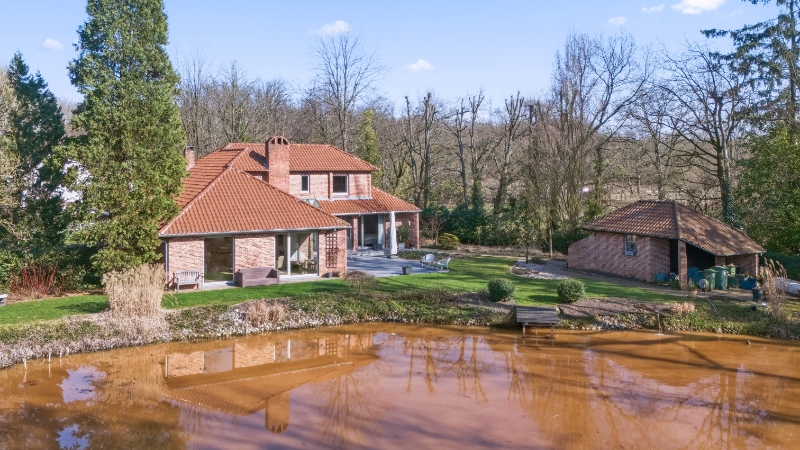 Exclusief gelegen villa van 345m² op 30 are met grote vijver - foto 4