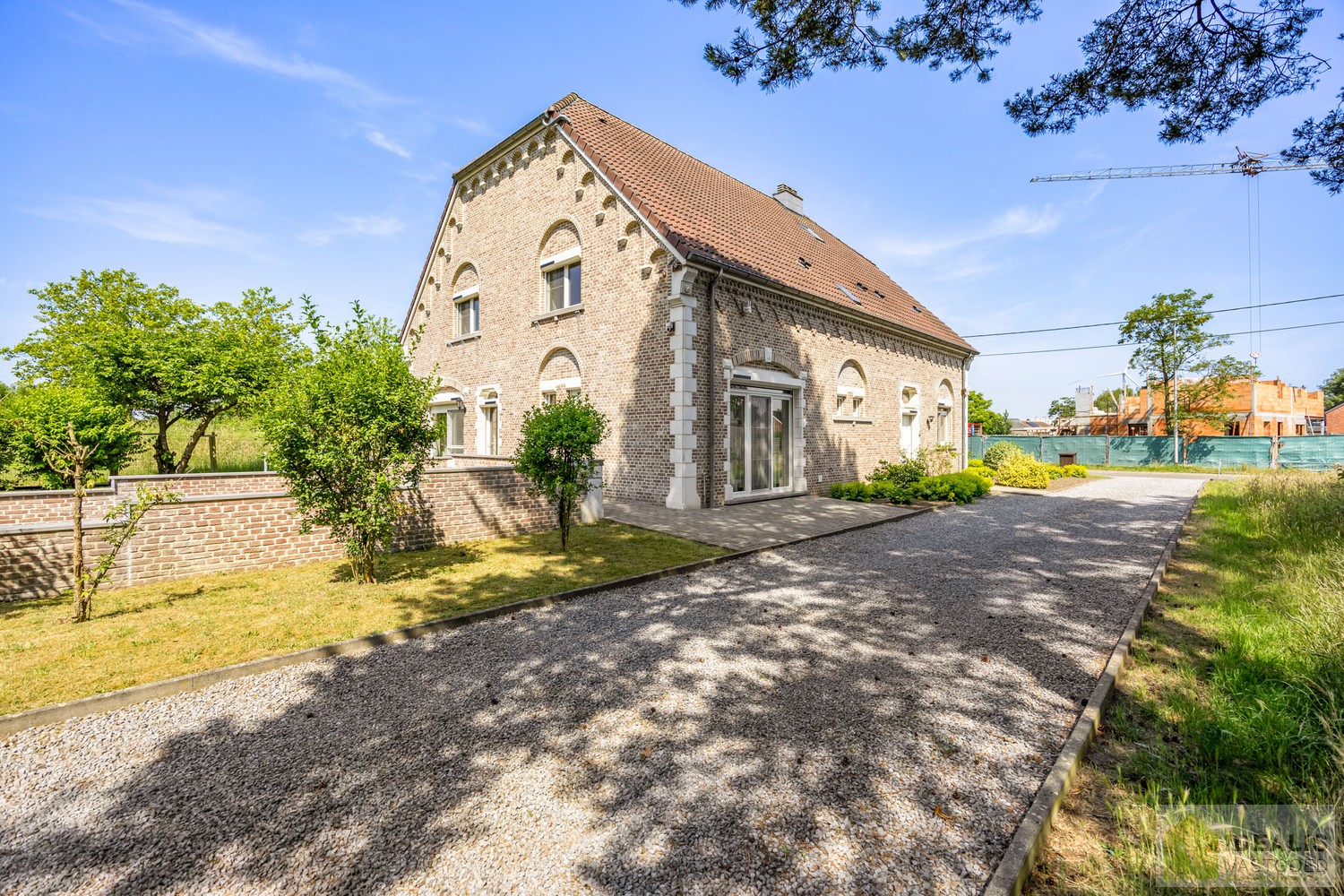 ZEER RUIM OPGEZETTE (360m²!) EN KNAP AFGEWERKTE EENGEZINSWONING OP RUSTIGE LOCATIE MET MAAR LIEFST 8!! SLAAPKAMERS - foto 4