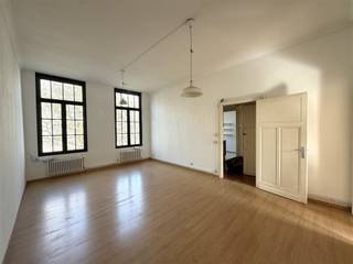 Charming and move-in ready apartment in an excellent location in Antwerp!This beautifully refreshed apartment, located on the second floor, is...