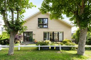 <p><strong>Wenduine: Gelijkvloers appartement te koop met tuin op toplocatie.</strong></p>
<p>Op een zeer gegeerde locatie in een residentiële buurt, nabij zowel de duinbossen als de zee, bevindt zich deze authentieke en karaktervolle open bebouwing dat opgedeeld werd in 2 wooneenheden. <br />Het appartement bevindt zich op het gelijkvloers en wordt omringd door een mooi aangelegde tuin en een groot zonneterras om optimaal van het buitenleven te genieten en heeft bovendien een garage (inbegrepen in de prijs). </p>
<p><strong>Indeling:</strong> inkomhal, een grote leefruimte met raampartijen van vloer tot plafond, een open haard en rechtstreekse toegang tot het ruime zonneterras, ingerichte keuken, 1 grote slaapkamer met wastafelmeubel, 2e slaapkamer en een badkamer met douche, lavabo en toilet. Onder het appartement bevindt zich een ruime garage met tal van opbergruimte die bereikbaar is via een gedeelde oprit.</p>
<p><strong>Troeven:</strong></p>
<ul><li>Toplocatie: residentiële buurt</li><li>Open bebouwing</li><li>Aangelegde tuin</li><li>Garage (inbegrepen in de prijs)</li></ul>
<p>Deze unieke combinatie van troeven, zorgt ervoor dat dit de ideale woonst of vakantiewoning vormt. Meer informatie? Contacteer Ilse op het nummer 0456 96 04 61.</p>