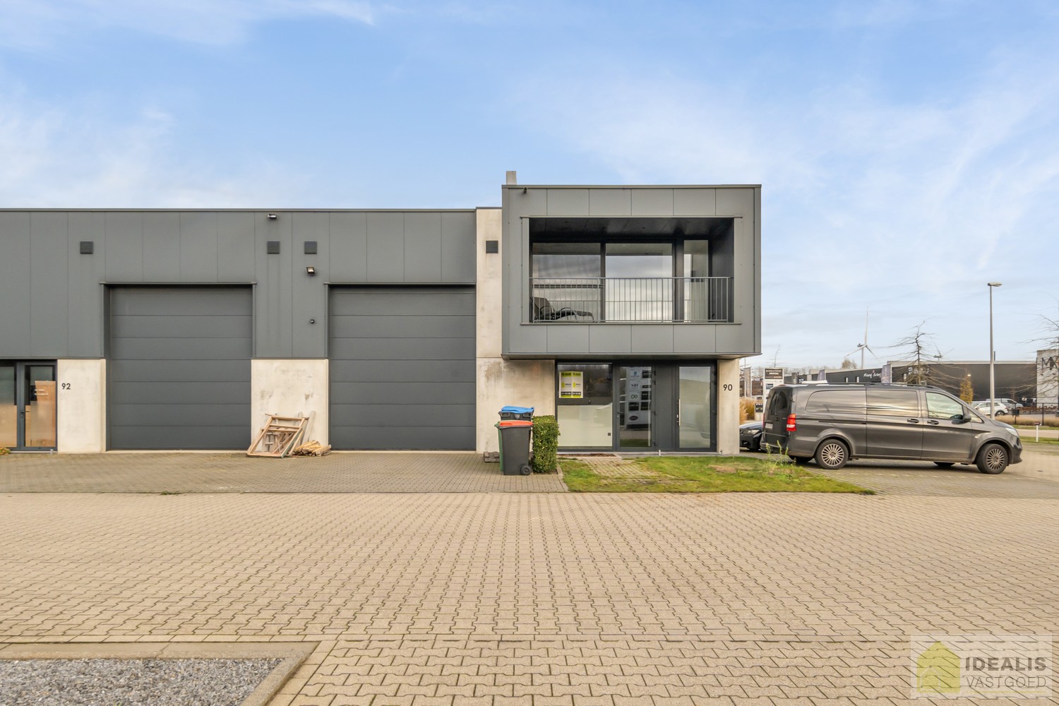 INSTAPKLAAR APPARTEMENT MET MAGAZIJN/KANTOOR OP BEDRIJVENTERREIN DE RIETKOLK!! Dit instapklare pand bestaat uit een hal/opslag van +-100m², met bureel/keuken en een aparte inkom voor het woongedeelte. Het appartement omvat een ruime woonkamer met uitgerus - foto 4