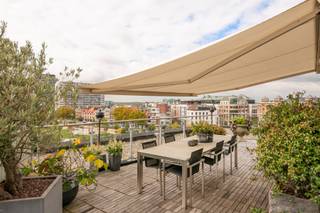 <span>Welkom in een wereld waar stedelijke elegantie en natuurlijke rust elkaar ontmoeten. Dit unieke penthouse aan het 'Zuidpark' is werkelijk één van zijn soort, een plek waar elk detail doordacht is, en waar de verfijning van binnen moeiteloos overvloeit in het adembenemende uitzicht buiten. De huidige eigenaar, tevens de eerste bewoner sinds 2006, heeft deze woonparel met een oog voor kwaliteit en tijdloze klasse ingericht. Elk element, van de massieve eiken vloeren tot de op maat gemaakte keuken met hoogwaardige toestellen. De leefruimte straalt een bijzondere rust uit dankzij de overvloedige lichtinval en het frontale zicht op het park en de iconische Waterpoort. De gashaard, strategisch geplaatst tussen de leefruimte en de aparte zithoek, vormt het warme hart van het appartement. De woning is volledig uitgerust met domotica, waarmee u zowel verlichting als raamverduistering met één aanraking bedient. comfort, efficiëntie en sfeer in perfecte harmonie. De master bedroom biedt een privéverblijf op zich, met een luxueuze badkamer, ruime inloopdressing en een elegant bureel. De tweede slaapkamer met ensuite douchekamer maakt dit penthouse compleet, ideaal als rustige logeerruimte. En dan is er de kroon op het geheel: de private daktuin, waar u uitkijkt over de skyline van Antwerpen, met zicht op het ‘Zuidpark’. Het stijlvolle meubilair van de daktuin is inbegrepen in de prijs, zodat u meteen kunt genieten van deze oase van rust en exclusiviteit. Extra troeven: Dubbele cascade autostaanplaats beschikbaar aan €80.000. Twee ruime bergingen zijn inbegrepen in de prijs. Uniek in zijn soort. Perfect onderhouden. Instapklaar.<br /><br />Gelegen in de meest gegeerde buurt van Antwerpen, omgeven door restaurants, hippe bars en culturele hotspots en met uitzicht over het splinternieuwe "Zuidpark". Het hippe Zuid is in trek bij jong en oud. Scholen, Internationale school en winkels bevinden zich vlakbij.<br /><br />EPC: B - 191kWh/m² jaar - UC: 3568039 - P + G score: C <br /><br />Vergunning uitgereikt, Woongebied met een culturele, historische en/of esthetische waarde, Geen rechterlijke herstelmaatregel of bestuurlijke maatregel opgelegd, Geen voorkooprecht ruimtelijke ordening aanwezig, Geen verkavelingsvergunning</span>