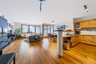 <p><span>We Invest heeft het genoegen u dit prachtige appartement voor te stellen, gelegen op de eerste verdieping van een goed beheerde en goed onderhouden mede-eigendom.</span></p>
<p><span>De wijk waarin het appartement zich bevindt, de wijk ‘Bon Pasteur’, behoeft geen verdere introductie. Dankzij de vlotte bereikbaarheid, de nabijheid van alle voorzieningen en de verschillende groene zones op slechts enkele minuten wandelafstand, behoort deze wijk tot de meest gegeerde buurten van de noordelijke Brusselse gemeenten.</span></p>
<p><span>Het appartement heeft een oppervlakte van ± 98 m² volgens het EPC-attest en is als volgt ingedeeld: inkomhal met vestiaire, lichtrijke woonkamer met eetruimte en open, volledig uitgeruste keuken, wasruimte/technische ruimte, twee mooie slaapkamers met toegang tot het terras en een vrij uitzicht, en een badkamer met douche en ligbad. De woonkamer biedt bovendien toegang tot het tweede terras.</span></p>
<p><span>Een kelder en een parkeerplaats (€ 25.000 extra) vervolledigen dit pand.</span></p>
<p><strong><span>Technische kenmerken:</span></strong><span> EPC-label D en conforme elektrische installatie. Verwarming op gas.</span></p>
<p><span>Goed om te weten: de raamkozijnen werden recent vervangen, net als enkele keukenapparaten. U hoeft enkel nog uw koffers uit te pakken!</span></p>
<p><strong><span>Info en bezoeken:</span></strong><span> </span><span>maxime.l@weinvest.be</span><span> – 02 315 77 22</span></p>
