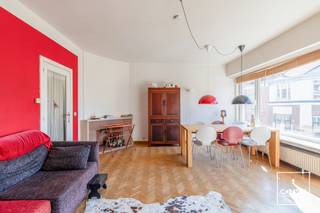 Dit appartement, gelegen op de tweede en tevens <strong>bovenste verdieping</strong> van een <strong>kleinschalig gebouw</strong>, geniet van een prachtige locatie vlakbij het <strong>Muinkpark</strong>. In de onmiddellijke omgeving vindt u alles wat u nodig heeft, gaande van winkels, openbaar vervoer en invalswegen tot scholen en het stadspark. Kortom, een ideale locatie om te wonen.<br /><br />We betreden het appartement via de inkomhal met vestiaire en apart gastentoilet. De originele deur brengt ons naar de <strong>karaktervolle open woon- en eetruimte</strong>, voorzien van een <strong>originele visgraatparketvloer</strong> en de grote raampartijen zorgen voor een aangename lichtinval.<br /><br />Verder biedt de hal toegang tot de keuken met balkon, de badkamer en de <strong>twee slaapkamers</strong> achteraan, waarvan één eveneens beschikt over een balkon. De keuken en badkamer zijn verouderd en hebben nood aan een opfrisbeurt.<br /><br />Op het gelijkvloers beschikt het appartement over een <strong>privatieve berging</strong>.<br /><br />Wenst u zelf de <strong>charme en troeven</strong> van dit appartement te ontdekken? Neem dan contact op met Theo voor een bezoek ter plaatse: theo@convas.be