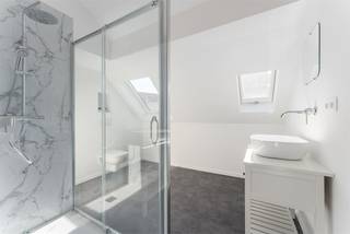 Laat je verrassen door dit TRENDY & SMAAKVOL GERENOVEERD 1 slaapkamer appartement (2°V) gelegen in hartje Blankenberge op enkele passen van de...