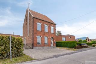 Op een mooi perceel van 750 m² bevindt zich dit ruime en karaktervolle herenhuis met gezellig bijgebouw, op een uitstekende ligging in Waregem. De woning ligt vlak bij het centrum, scholen, winkels, belangrijke verbindingswegen en de oprit van de E17, terwijl je hier toch geniet van rust en een prachtig zicht op de omliggende velden.<br /><br />Bij het binnenkomen valt meteen de statige <strong>inkomhal</strong> met <strong>karaktervolle vloer en prachtige trap</strong> op. De leefruimte is bijzonder ruim en omvat een gezellige woon- en eetkamer, een open keuken en een apart zitgedeelte met <strong>sfeervol glasraam</strong>. Aansluitend aan de keuken biedt de <strong>kelder</strong> heel wat extra bergruimte.<br /><br />Verder beschikt het gelijkvloers over een <strong>apart toilet </strong>met lavabo, met de mogelijkheid om hier nog een extra douche te voorzien, een <strong>wasruimte</strong> en een afzonderlijke <strong>technische ruimte</strong>.<br />Op de eerste verdieping bevinden zich <strong>twee ruime slaapkamers met ingebouwde kasten </strong>en een verzorgde <strong>badkamer</strong> met lavabomeubel, ruime inloopdouche en toilet. De tweede verdieping is volledig ingericht als een prachtige <strong>masterbedroom</strong> met ingebouwde kasten, wat zorgt voor een aangename en private slaapverdieping.<br /><br />Ook aan parkeer- en bergruimte is er geen gebrek. De aansluitende <strong>garage</strong> biedt plaats aan een wagen en fietsen, terwijl er zowel voor- als achteraan de woning bijkomende parkeermogelijkheden zijn.<br />Een absolute troef is de <strong>gezellige tuin met terras en open zicht op de achterliggende landbouwgronden</strong>. Achteraan bevindt zich bovendien een <strong>charmant bijgebouw met prachtige smeedijzeren ramen</strong>. Deze sfeervolle buitenkamer leent zich perfect als overdekt terras, <strong>buitenbar</strong>, lounge- of ontspanningsruimte. Een unieke plek om het hele jaar door te genieten van de tuin en het landelijke uitzicht.<br />Een karaktervolle en verrassend ruime woning die een centrale ligging combineert met rust, charme en een prachtig groen uitzicht.
<h3>Bezoekmoment volzet</h3>
Heb je verder vragen? Stel ze gerust via sarah@maesconceptimmo.be.