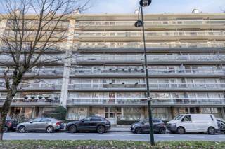 Appartement à rafraîchir au 2ème étage dans un immeuble avec ascenseur.Cet appartement offre une disposition spacieuse et pratique avec beaucoup de...