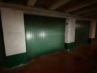 immo DAVID stelt voor: gesloten garagebox van 23 m²<br />Bent u het ook beu om steeds te moeten zoeken naar een parkeerplaats of een bewonerskaart te betalen? Investeer in uw eigen gesloten garagebox: een praktische oplossing voor uw comfort of een slimme (eerste) vastgoedinvestering.<br />De garagebox (n°12) is bereikbaar via een gemeenschappelijke doorgang en beschikt over een manuele poort. Elektriciteit is aanwezig.<br />De ligging is zeer gunstig: nabij de paviljoenen van Breughelpark, de Ring van Brussel, scholen, winkels en openbaar vervoer.<br />Aarzel niet om contact met ons op te nemen voor meer informatie of een bezichtiging.