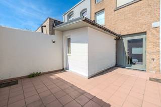Deze instapklare woning te koop is gelegen langs de Oudenburgsesteenweg te Oostende. Hier geniet u een vlotte verbinding met het bruisende stadscentrum van Oostende maar ook Bredene, Zandvoorde en Oudenburg bevinden zich vlakbij. De woning onderging tevens een volledige renovatie in 2022!<br /><br />Indeling:<br />* Gelijkvloerse verdieping:<br />- inkomhal<br />- leefruimte<br />- open keuken uitgerust met een spoeltafel, inductie fornuis, microgolf en frigo<br />- zeer zonnig terras (21m²)<br />- afzonderlijk toilet met berging (voorzien van aansluiting wasmachine)<br /><br />* Eerste verdieping: <br />- badkamer voorzien van een badkamermeubel en regendouche<br />- slaapkamer 1 (16m²)<br />- slaapkamer 2 (12m²)<br /><br />* Tweede verdieping: <br />- slaapkamer 3 (28m²) met mezzanine (10m²)<br /><br />Tevens is de woning volledig onderkelder! <br /><br />Pluspunten: <br />- magnifieke zolderkamer met mezzanine <br />- woning werd reeds gerenoveerd<br />- asbestveilig<br />- zonnepanelen<br />- waterverzachter aanwezig<br />- centrale doch rustige ligging<br />- positieve elektrische keuring <br />- 3 volwaardige slaapkamers <br />- zeer zonnig terras<br />- regenput aanwezig<br /><br />Op zoek naar een instapklare woning te Oostende? Bel snel en plan uw bezichtiging in ter plaatse!<br /><br />Bestuursmaatregelen in het maatregelenregister: in aanvraag<br /><br />Deze AI-visualisaties zijn bedoeld als inspiratie. Er werd geen rekening gehouden met technische specificaties, stedenbouwkundige voorschriften of de concrete mogelijkheden tot realisatie.