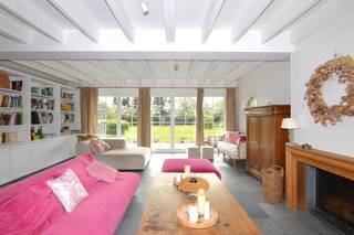 Deze charmante en lichtrijke woning is ideaal gelegen in het rustige Hofstade, op wandelafstand van het prachtige Bloso-domein.Dankzij de vlotte...