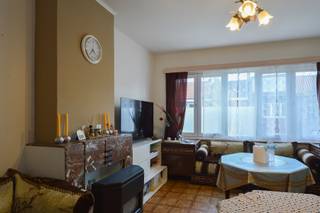 <h3>Opbrengsteigendom met 4 appartementen en Magazijn</h3>
<p>Interessante <strong>opbrengsteigendom met renovatie- en optimalisatiepotentieel</strong> aan de Heirmanstraat in Merksem. Het gebouw omvat <strong>4 appartementen van elk ca. 59 m²</strong> en een ruime gelijkvloerse garage/werkplaats. Een interessante opportuniteit voor investeerders die op zoek zijn naar bestaand huurrendement gecombineerd met mogelijkheden om het vastgoed verder te optimaliseren.</p>
<p>De appartementen zijn functioneel ingedeeld en beschikken telkens over één slaapkamer. De huidige afwerking varieert en het gebouw biedt mogelijkheden voor verdere opfrissing en energetische renovatie. De individuele EPC-labels bedragen <strong>B, C, F en F</strong>.<br /><br />DOWNLOAD DE PLANNEN OP ONZE WEBSITE<br /><br /></p>
<h3>Indeling</h3>
<p><strong>Gelijkvloers</strong></p>
<ul>
<li>Gemeenschappelijke inkom en traphal</li>
<li>Zeer ruime magazijn/werkplaats ± 280m²</li>
<li>Praktische opslagmogelijkheden</li>
</ul>
<p><strong>Eerste verdieping</strong></p>
<ul>
<li>2 appartementen van elk ca. 59 m²</li>
<li>Living</li>
<li>Keuken/eetruimte</li>
<li>1 slaapkamer</li>
<li>Badkamer</li>
<li>Apart toilet</li>
</ul>
<p><strong>Tweede verdieping</strong></p>
<ul>
<li>2 appartementen van elk ca. 59 m²</li>
<li>Living</li>
<li>Keuken/eetruimte</li>
<li>1 slaapkamer</li>
<li>Badkamer</li>
<li>Apart toilet</li>
</ul>
<br />
<h3>Huuropbrengsten</h3>
<p>De oorspronkelijke basishuurprijzen bedragen:</p>
<ul>
<li>Appartement 1: € 550/maand</li>
<li>Appartement 2: € 475/maand</li>
<li>Appartement 3 + grote magazijn/werkplaats: € 1.012/maand</li>
<li>Appartement 4: € 545/maand</li>
<li><strong>Totale oorspronkelijke basishuur: € 2.582/maand</strong></li>
<li><strong>Totale oorspronkelijke basishuur: € 30.984/jaar</strong></li>
</ul>
<p>De aangeleverde huurdossiers tonen dat er nadien indexeringen werden toegepast. Zo vermeldt het dossier voor de tweede verdieping links een geïndexeerde huurprijs van € 1.242,42 en een afzonderlijk bedrag voor een standplaats.<br /><br /></p>
<p>Bovenstaande opbrengstberekening is bewust gebaseerd op de door de verkoper opgegeven oorspronkelijke basishuurprijzen en niet op een berekening van de actuele geïndexeerde huurinkomsten.</p>
<h3>Pluspunten</h3>
<ul>
<li>Opbrengsteigendom met 4 appartementen</li>
<li>4 wooneenheden van elk ca. 59 m²</li>
<li>Grote gelijkvloerse magazijn/werkplaats ±280m²</li>
<li>Bestaande huurinkomsten</li>
<li>Renovatie- en optimalisatiepotentieel</li>
</ul>
<p>Een Interessante investering voor wie bestaande huurinkomsten wil combineren met de mogelijkheid om het gebouw stapsgewijs op te frissen en energetisch te verbeteren.</p>
<p><strong>Interesse in deze opbrengsteigendom? Contacteer Immo Point op 03 535 12 75 voor meer informatie of een bezoek.<br /><br /></strong></p>
<p><strong>BEWOONBARE OPPERVLAKTE:</strong> De vermelde “bewoonbare oppervlakte” is gebaseerd op de “bruikbare vloeroppervlakte” zoals vermeld in het EPC.</p>
<p><strong>RENOVATIEPLICHT:</strong> De appartementen met energielabel F vallen onder de renovatieplicht. Gebouwen met energielabel E of F moeten binnen de 6 jaar energetisch gerenoveerd worden tot minstens label D.</p>
<p><strong> </strong></p>
