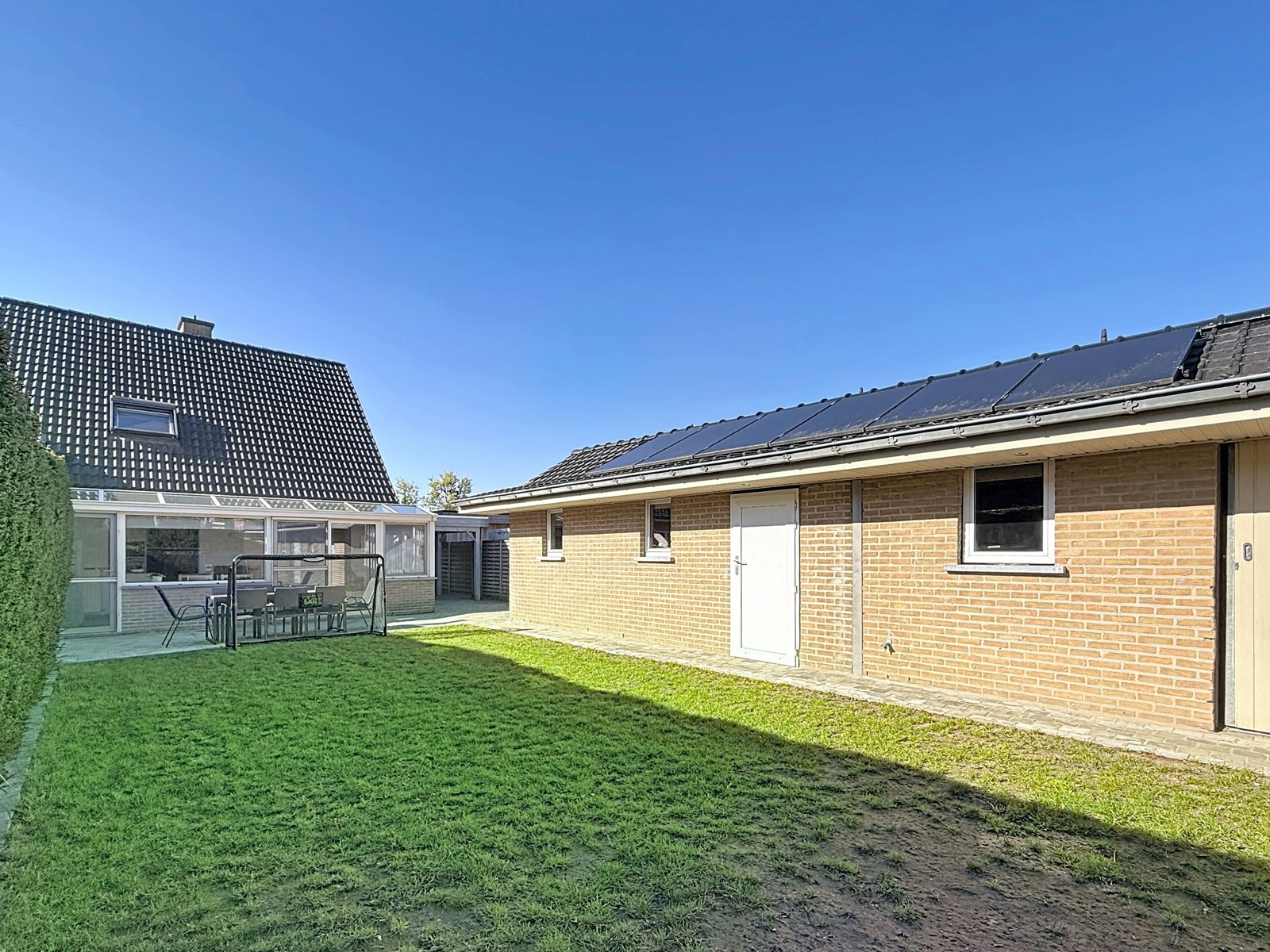 Instapklare halfopen woning met 3 slpks, tuin en garage - foto 2