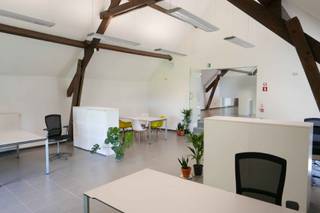 <p><span>All Inclusive Kantoorruimte Te Herent</span></p><p><span> </span></p><p><span>Ontdek dit instapklare kantoor van 60 m² in een gezellig bedrijvencentrum te Herent. Gelegen op de eerste verdieping van een kleinschalig gebouw, biedt deze ruimte de perfecte professionele uitstraling voor startende en kleinere bedrijven. Naast uw eigen afgesloten kantoor, heeft u toegang tot een breed scala aan gedeelde faciliteiten, waaronder een vergaderzaal, keuken met koffiehoek, eetruimte, zitruimte en sanitaire voorzieningen met douche. Geniet van het ruime terras en de buitenruimte.</span></p><p><span> </span></p><p><span>Dit kantoor is gemeubeld en de huurprijs is inclusief alle kosten voor nutsvoorzieningen zoals water, gas, elektriciteit, internet, brandverzekering en tuinonderhoud. Er zijn 2 parkeerplaatsen inbegrepen in de huurprijs en er is een laadpaal voor e-wagens beschikbaar. De locatie is uitstekend, met een vlotte bereikbaarheid via de E314 en gelegen langs de fiets-o-strade Leuven-Brussel. Het gebouw ligt op wandelafstand van bushaltes en de treinstations van Herent en Veltem.</span></p><p><span> </span></p><p><span>U komt terecht in een omgeving met een gezonde mix van kleine start-ups, lokale bedrijven en internationale bedrijven. De kantoorruimte  van 60m² is flexibel en kan meegroeien met uw bedrijf, met de mogelijkheid tot kortlopende projecten en overeenkomsten met korte opzegtermijnen.</span></p><p><span> </span></p><p><span>Bel vandaag nog naar 078/48 47 00 of mail naar: info@ap-p.be</span><span> </span></p>