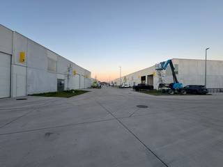 Ontdek “De Stip”, een vernieuwend KMO-project in Harelbeke waar ondernemerschap en comfort perfect samenkomen. Deze volledig afgewerkte en operationele loods van 443 m² biedt de ideale startplek voor lokale bedrijven die snel en professioneel willen schakelen. Alles is voorzien om onmiddellijk aan de slag te gaan: water, driefasige elektriciteit (400V–40A), branddetectie én een geautomatiseerde poort zorgen voor een efficiënte dagelijkse werking. Dankzij de zes private parkeerplaatsen blijft elke medewerker en bezoeker vlot welkom.<br /><br />De ligging, vlak bij de E17 en de fiets-o-strade, maakt jouw bedrijf bovendien perfect bereikbaar. De regenwaterput van 10.000 liter en de mogelijkheid om de inrichting volledig naar eigen wens te realiseren, geven je de vrijheid om de ruimte optimaal af te stemmen op je activiteiten.<br /><br />Interesse gewekt? Bel ons vandaag nog op 051 40 40 10.