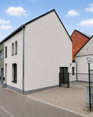 <p><span>Bezoekmoment zaterdag 19/09 VOLZET !!</span></p><p><span> </span></p><p><span>In een rustige buurt van Erpe-Mere, vind je deze goed gelegen, totaal gerenoveerde woning met 3 slaapkamers</span></p><p><span> </span></p><p><span>Indeling: </span></p><p><span>Gelijkvloers:</span></p><p><span>Een ruime inkomhal, toilet, leefruimte, eetkamer, volledig ingerichte keuken (koelkast, warme luchtoven, keramische kookplaat, dampkap en vaatwasser), Verder een terras met klein tuintje en tuinhuis.</span></p><p><span> </span></p><p><span>Eerste verdieping </span><span>: traphal, nachthal, 2 ruime slaapkamers, badkamer met inloopdouche en toilet ,dubbele lavabo.</span></p><p><span> </span></p><p><span>Zolder:</span><span> "master bedroom" + berging</span></p><p><span> </span></p><p><span>Verwarming op basis van gas.</span></p><p><span> </span></p><p><span>Glvs: vloerverwarming,</span></p><p><span>1ste verdieping: radiatoren</span></p><p><span> </span></p><p><span>Troeven:</span></p><p><span>* centrale ligging, rustig</span></p><p><span>* totaal gerenoveerd</span></p><p><span>* 3 slaapkamers</span></p><p><span>* ventilatiesysteem D</span></p><p><span>* Energie vriendelijk, EPC: label A</span></p><p><span>* rolluiken ( elektrisch)</span></p><p><span>* Electriciteit conform</span></p><p><span>* Vernieuwde keuken, alle comfort</span></p><p><span>* 2 privé parkeerplaatsen</span></p><p><span>* regenput: 5000L</span></p><p><span>* Goede verbindingsmogelijkheden met E40</span></p><p><span> </span></p><p><span>Bent u op zoek naar een vernieuwde authentieke huurwoning, dan is dit zeker iets voor jou !</span></p><p><span> </span></p><p><span>emailadres: <span>jean-pierre@janssenenjanssen.be</span></span><span> </span></p><p><span> </span></p>