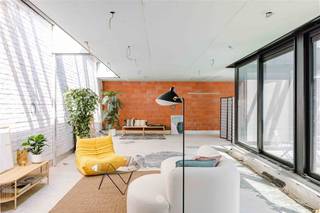 <p><span>RONSE - Bent u op zoek naar een af te werken loft met handelsruimte? </span></p><p><span>Dan is dit pand misschien wel iets voor u!</span></p><p><span> </span></p><p><span>De belangrijkste kenmerken in een notendop:</span></p><ul><li><span>Gelegen in het historische stadscentrum van Ronse</span></li><li><span>Instapklaar als handelsruimte, bureaus, hangar, opslagruimte, ...</span></li><li><span>Ruimte en hoogte voor plaatsen van camionette, trailer,...</span></li><li><span>Af te werken trendy loft - domotica en vloerverwarming met warmtepomp voorzien</span></li><li><span>Combi van industriële look en authentieke elementen</span></li><li><span>Groot ruimtegevoel en zeer veel lichtinval door grote raampartijen</span></li><li><span>Binnen-patio met volledige privacy </span></li><li><span>Ideaal voor combi werk en privé</span></li></ul><p><span> </span></p><p><span>Zo ziet het handelspand en de loft eruit:</span></p><p><span>We krijgen toegang tot het pand via een grote inrijpoort. Verschillende ruimtes voor bureel, een keukenruimte, wc, een grote opslagruimte en een zeer ruime hangar.</span></p><p><span>Via een buitentrap krijgen we toegang tot een patio die absolute privacy biedt. </span></p><p><span>De loft werd gecreëerd door de plaatsing van een zeer kwalitatieve veranda waar naar keuze de slaapkamers kunnen worden gemaakt of een tweede leefruimte. In de oorspronkelijke woonst aan de voorzijde van het gebouw is de keuken voorzien met eetkamer en living. Verder liggen alle leidingen klaar voor het installeren van een badkamer en sanitair.</span></p><p><span> </span></p><p><span> </span></p><p><span> </span></p><p><span> </span></p><p><span> </span></p>