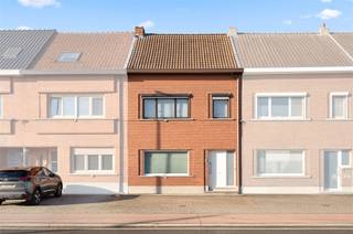 Cette propriété borde deux rues : Berlaarbaan, où vous pouvez garer une ou deux voitures devant la maison, et Drieradenstraat (rue des vélos), où...